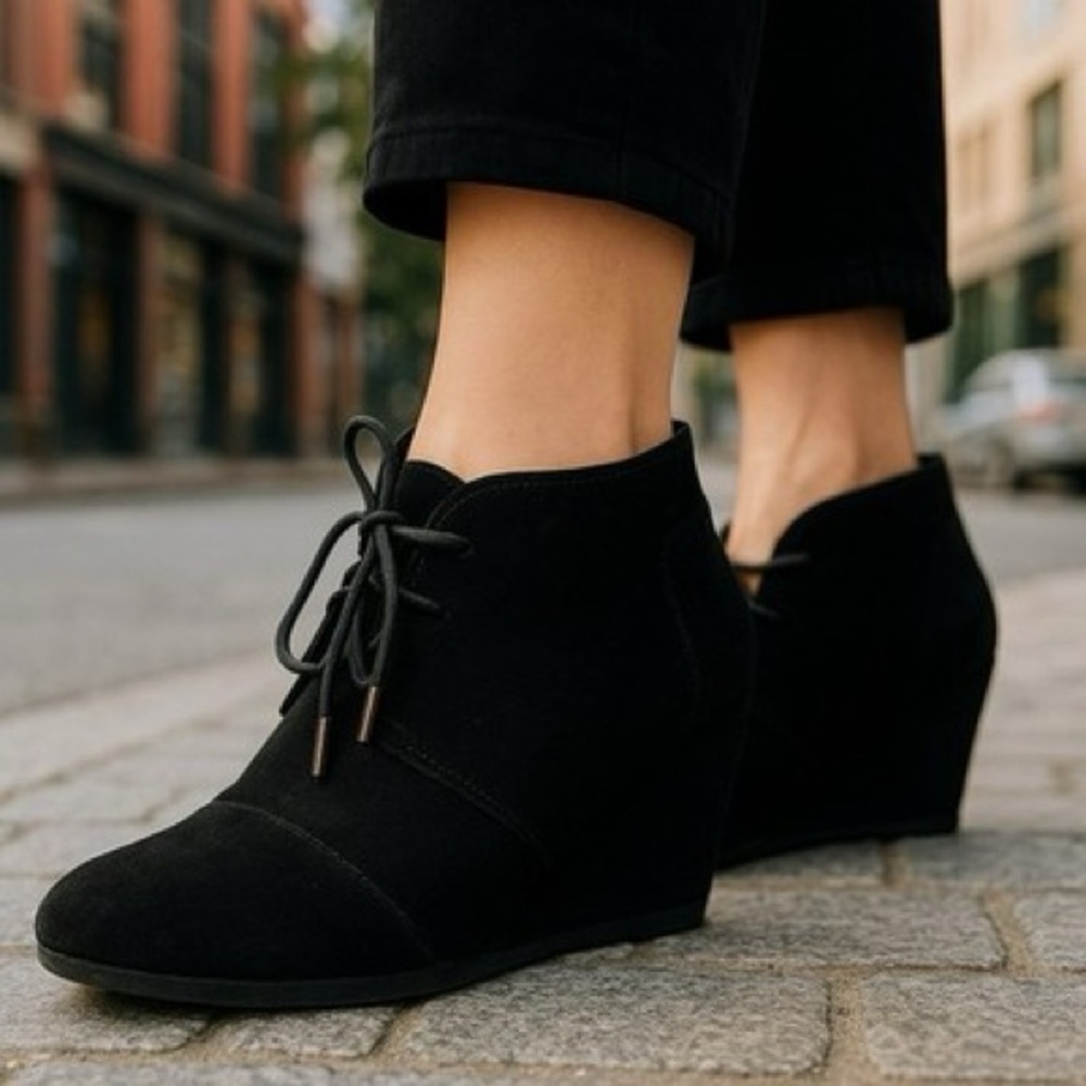 Toms Desert Wedge Black Suede Lace-Up Ankle Boots Size 7.5